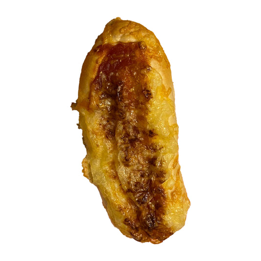 Ein Foto von einem knusprigen Pizzastangerl auf einem weißen Hintergrund